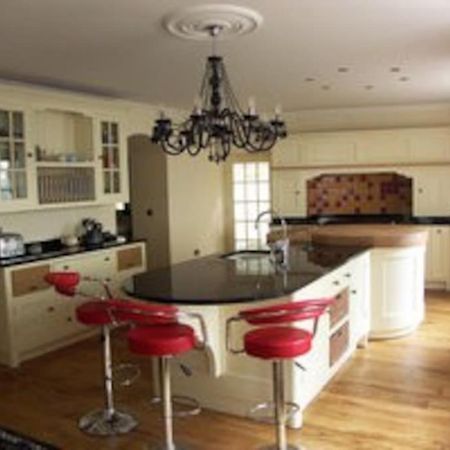 Huge Tenby Pet Friendly House Sleeps 14 المظهر الخارجي الصورة